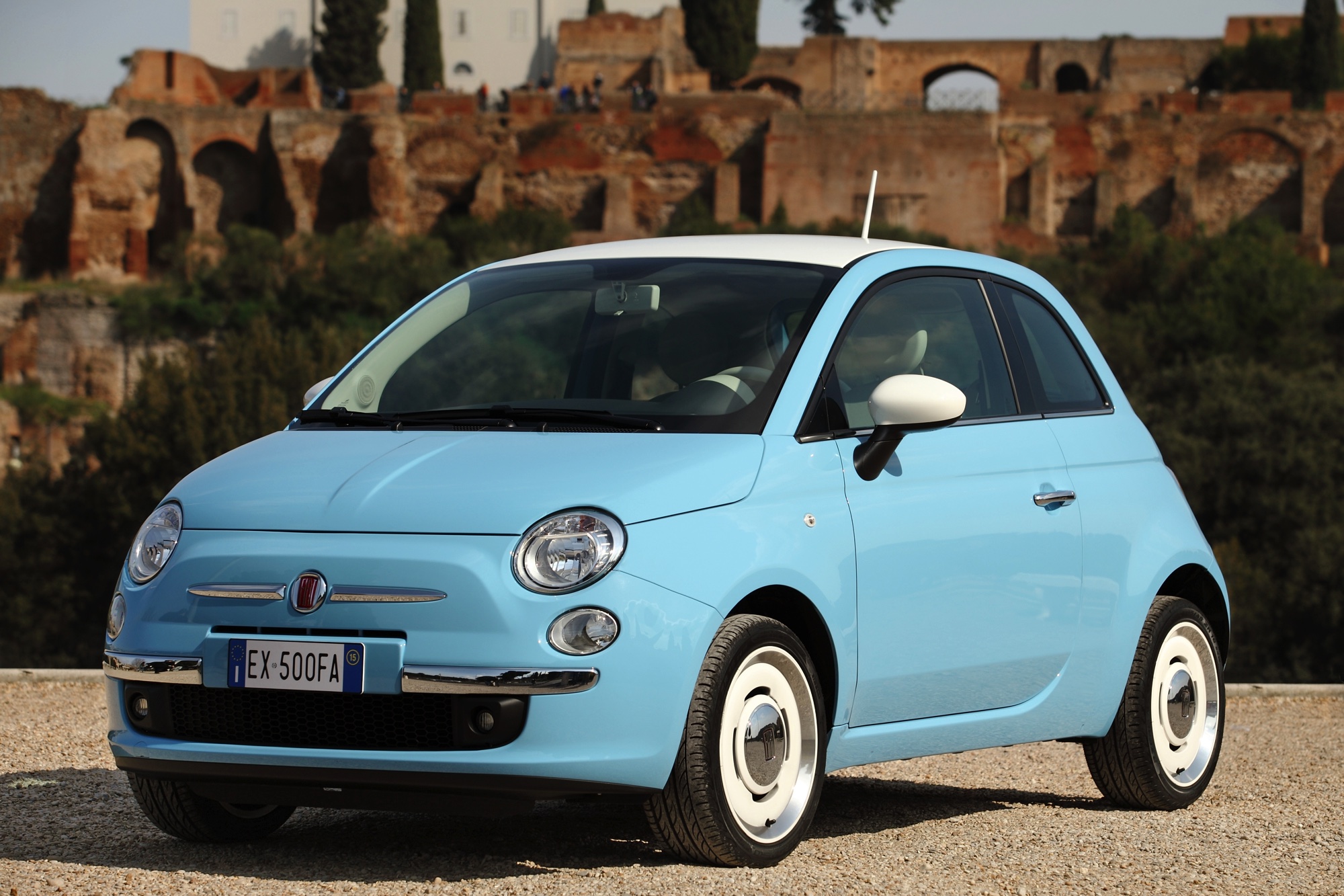 Retro wielen, klassieke Fiat logo's en kleuren die zo uit de jaren 50 lijken te komen. Dat leuks heeft nu een prijs: de Fiat 500 Vintage '57 kost minimaal 17.995 euro.