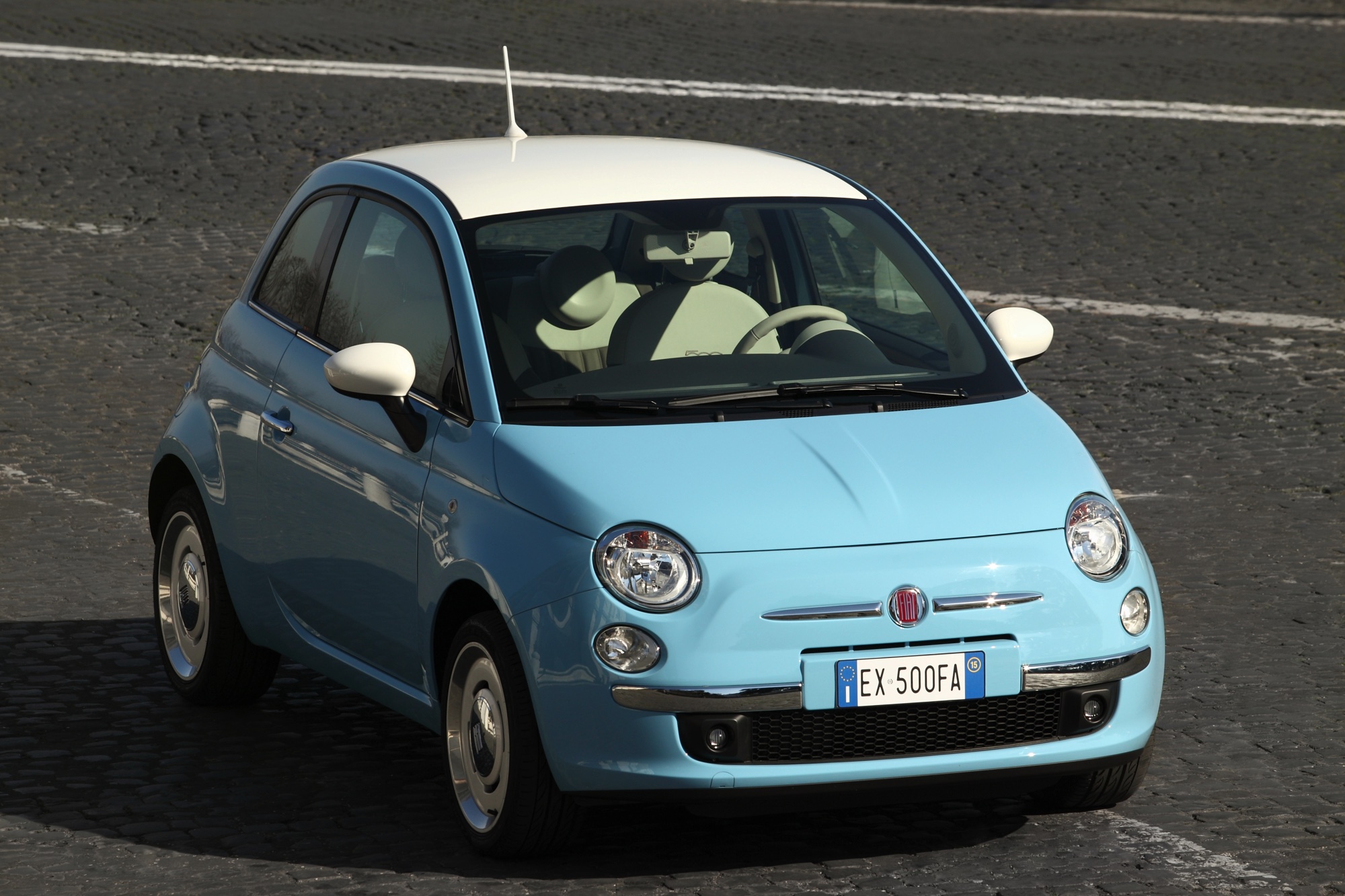 Retro wielen, klassieke Fiat logo's en kleuren die zo uit de jaren 50 lijken te komen. Dat leuks heeft nu een prijs: de Fiat 500 Vintage '57 kost minimaal 17.995 euro.
