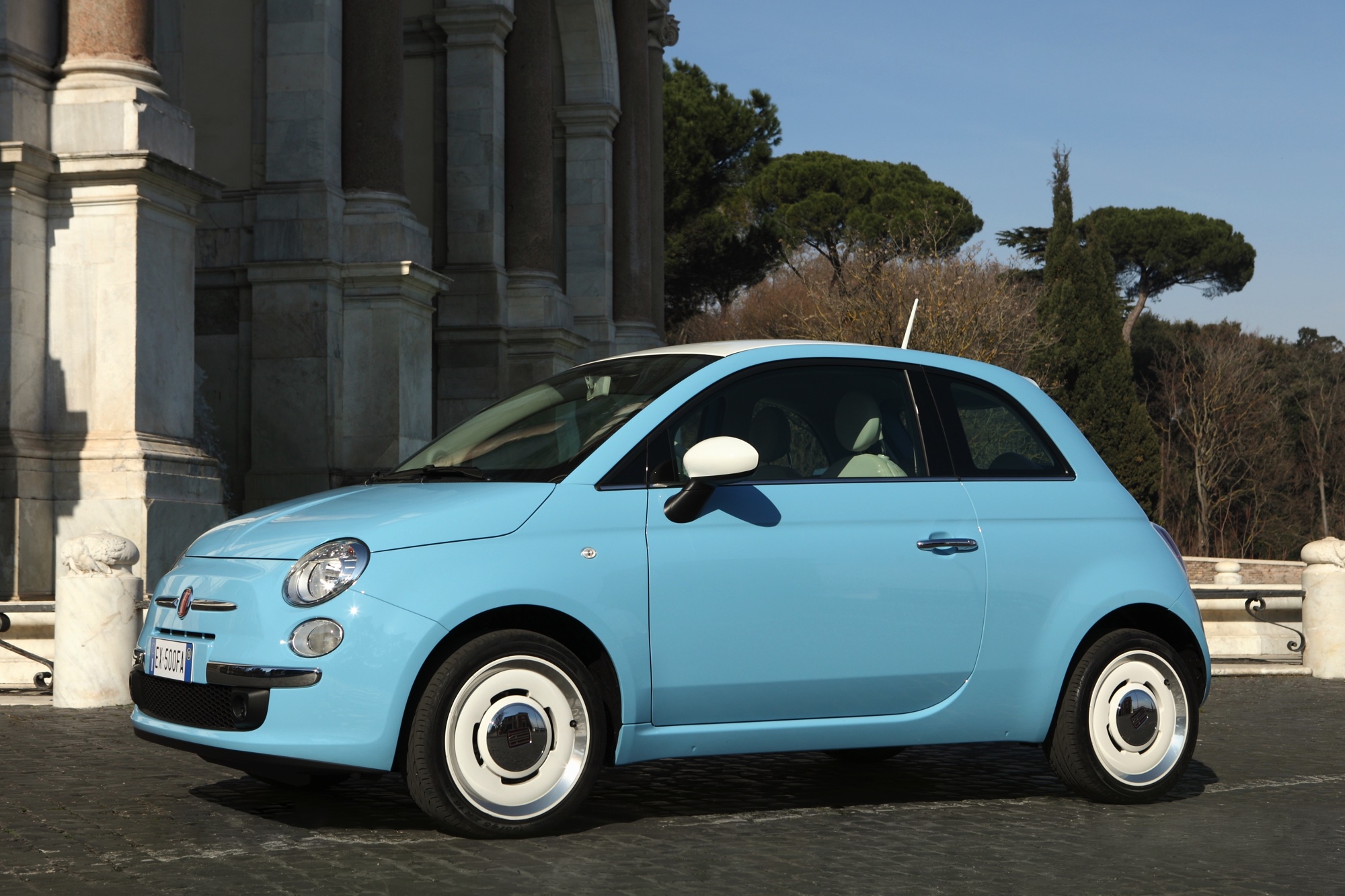 Retro wielen, klassieke Fiat logo's en kleuren die zo uit de jaren 50 lijken te komen. Dat leuks heeft nu een prijs: de Fiat 500 Vintage '57 kost minimaal 17.995 euro.