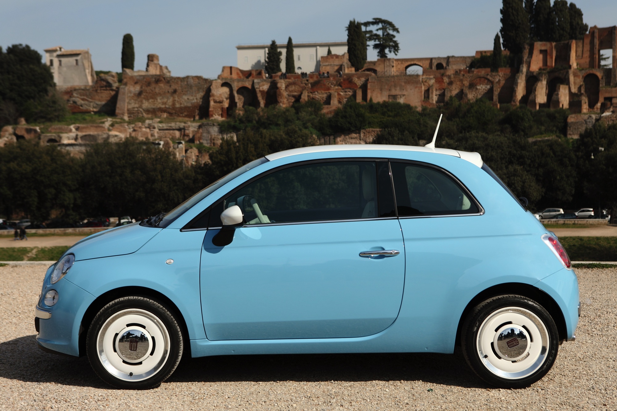 Retro wielen, klassieke Fiat logo's en kleuren die zo uit de jaren 50 lijken te komen. Dat leuks heeft nu een prijs: de Fiat 500 Vintage '57 kost minimaal 17.995 euro.