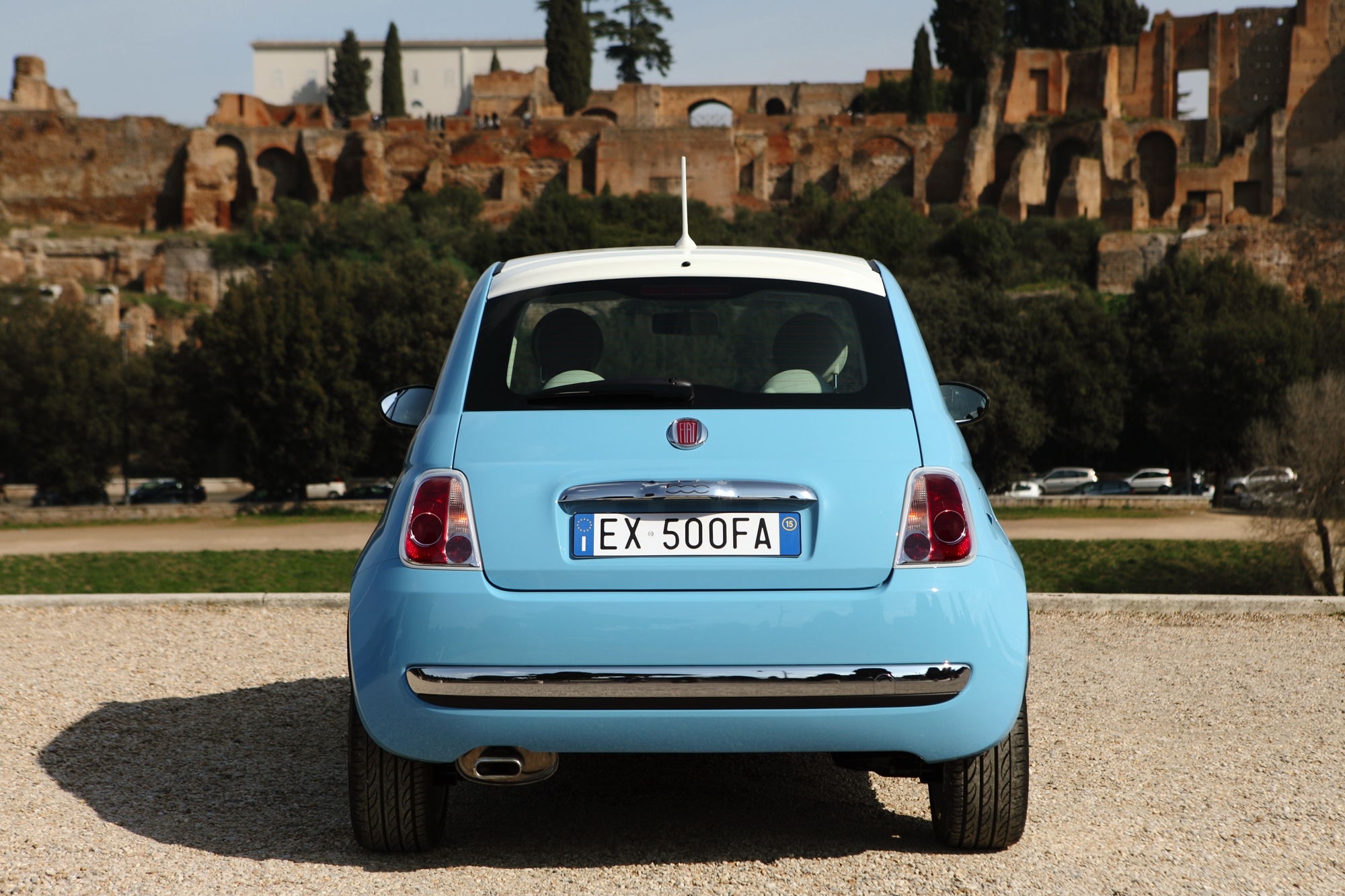 Retro wielen, klassieke Fiat logo's en kleuren die zo uit de jaren 50 lijken te komen. Dat leuks heeft nu een prijs: de Fiat 500 Vintage '57 kost minimaal 17.995 euro.