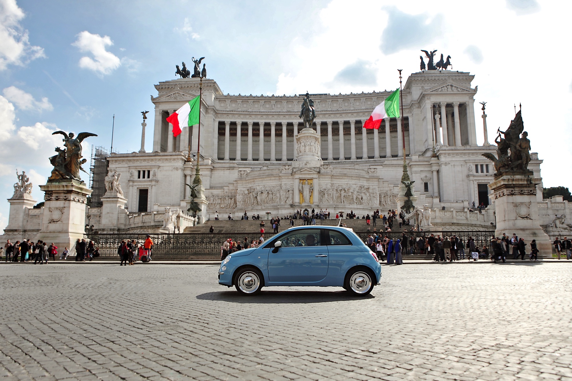 Retro wielen, klassieke Fiat logo's en kleuren die zo uit de jaren 50 lijken te komen. Dat leuks heeft nu een prijs: de Fiat 500 Vintage '57 kost minimaal 17.995 euro.