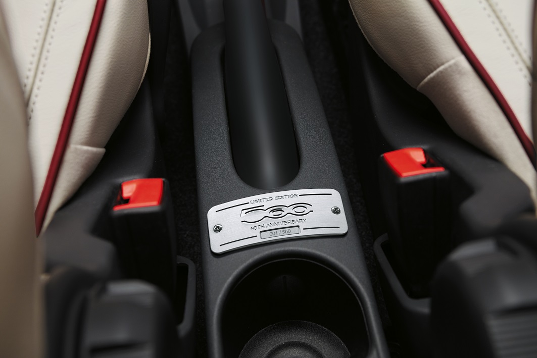 De Fiat 500 is 60 jaar geworden en dat wordt gevierd met een speciale limited edition, met klassieke aankledingsdetails. Er komen 35 exemplaren naar Nederland.