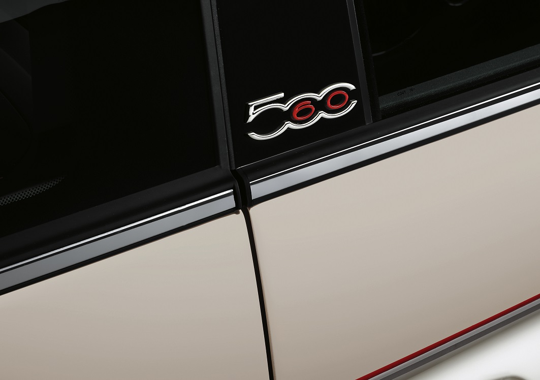 De Fiat 500 is 60 jaar geworden en dat wordt gevierd met een speciale limited edition, met klassieke aankledingsdetails. Er komen 35 exemplaren naar Nederland.