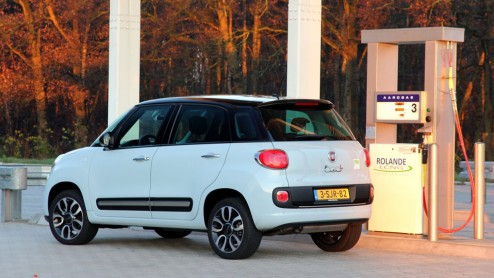 Autotest Fiat 500L op aardgas/CNG. De bronnen met fossiel aardgas zijn eindig. Voor groengas geldt dat niet. De Fiat 500L TwinAir Turbo CNG kan uit de voeten met dit groengas.