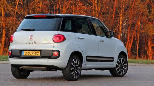 Autotest Fiat 500L op aardgas/CNG. De bronnen met fossiel aardgas zijn eindig. Voor groengas geldt dat niet. De Fiat 500L TwinAir Turbo CNG kan uit de voeten met dit groengas.