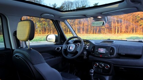 Autotest Fiat 500L op aardgas/CNG. De bronnen met fossiel aardgas zijn eindig. Voor groengas geldt dat niet. De Fiat 500L TwinAir Turbo CNG kan uit de voeten met dit groengas.
