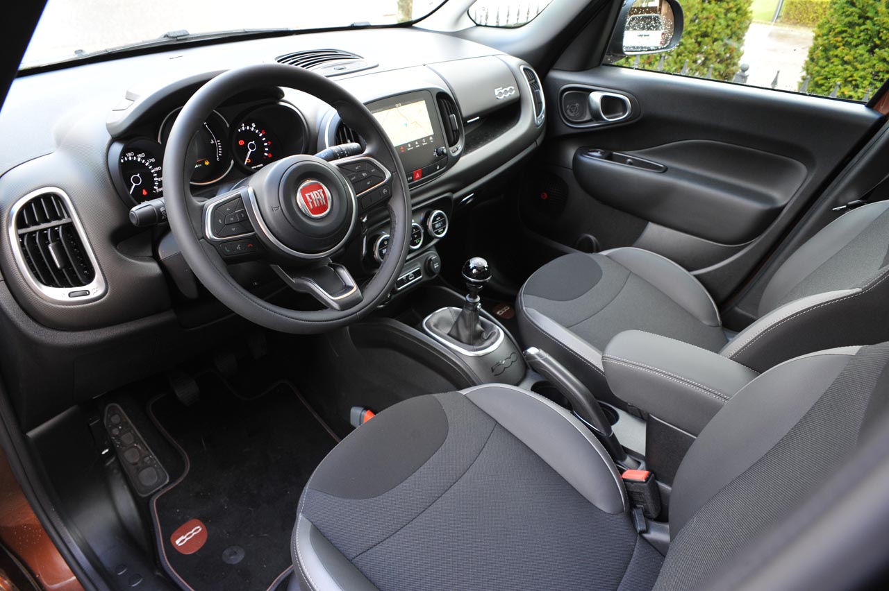 Fiat heeft de 500L een bescheiden facelift gegeven en vooral de uitstraling van het interieur alsmede de nodige elektronische voorzieningen herzien.
