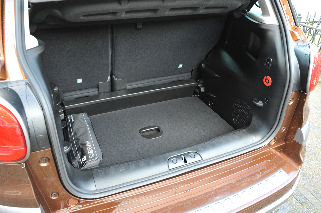 Fiat heeft de 500L een bescheiden facelift gegeven en vooral de uitstraling van het interieur alsmede de nodige elektronische voorzieningen herzien.