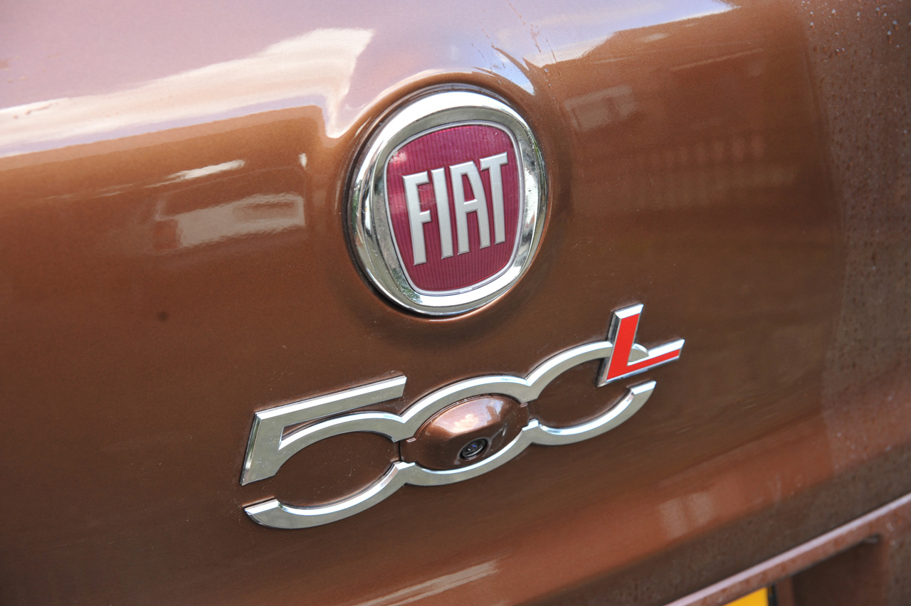 Fiat heeft de 500L een bescheiden facelift gegeven en vooral de uitstraling van het interieur alsmede de nodige elektronische voorzieningen herzien.