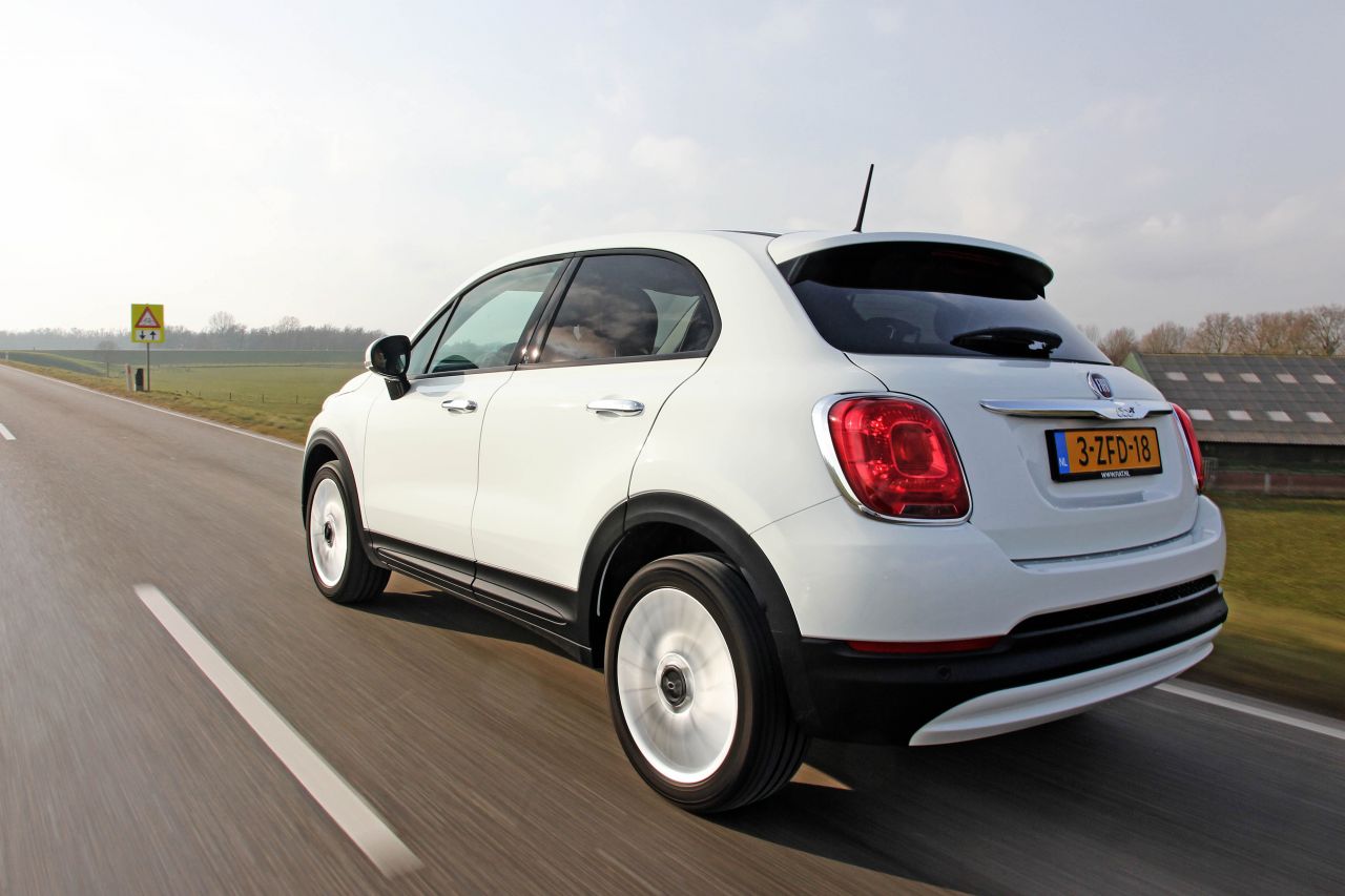 Autotest Fiat 500X 1.4 Turbo MultiAir in de Lounge-uitvoering, de nieuwe crossover van Fiat met veel ruimte, een felle motor en een goede uitrusting. En duidelijk anders dan de Jeep Renegade.
