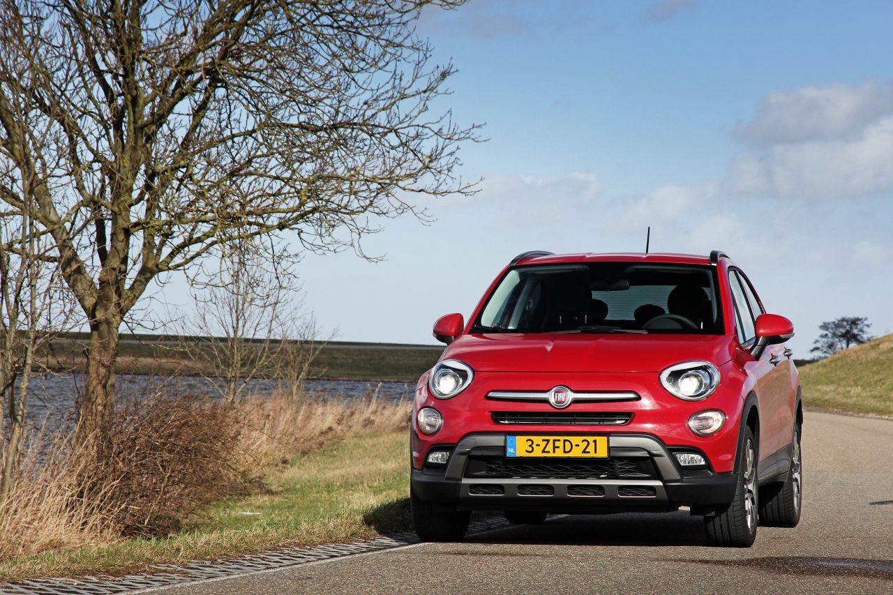 Autotest Fiat 500X 1.4 Turbo MultiAir in de Lounge-uitvoering, de nieuwe crossover van Fiat met veel ruimte, een felle motor en een goede uitrusting. En duidelijk anders dan de Jeep Renegade.