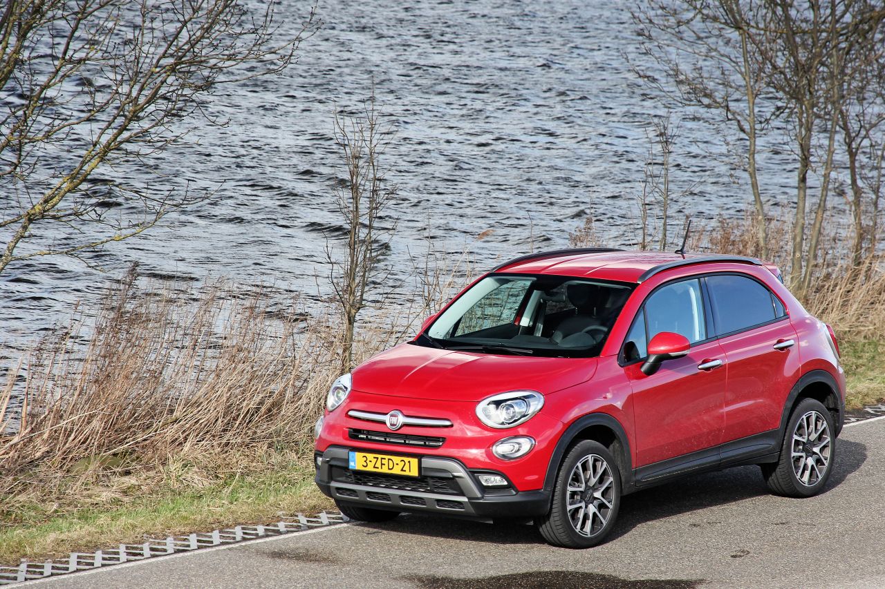 Autotest Fiat 500X 1.4 Turbo MultiAir in de Lounge-uitvoering, de nieuwe crossover van Fiat met veel ruimte, een felle motor en een goede uitrusting. En duidelijk anders dan de Jeep Renegade.