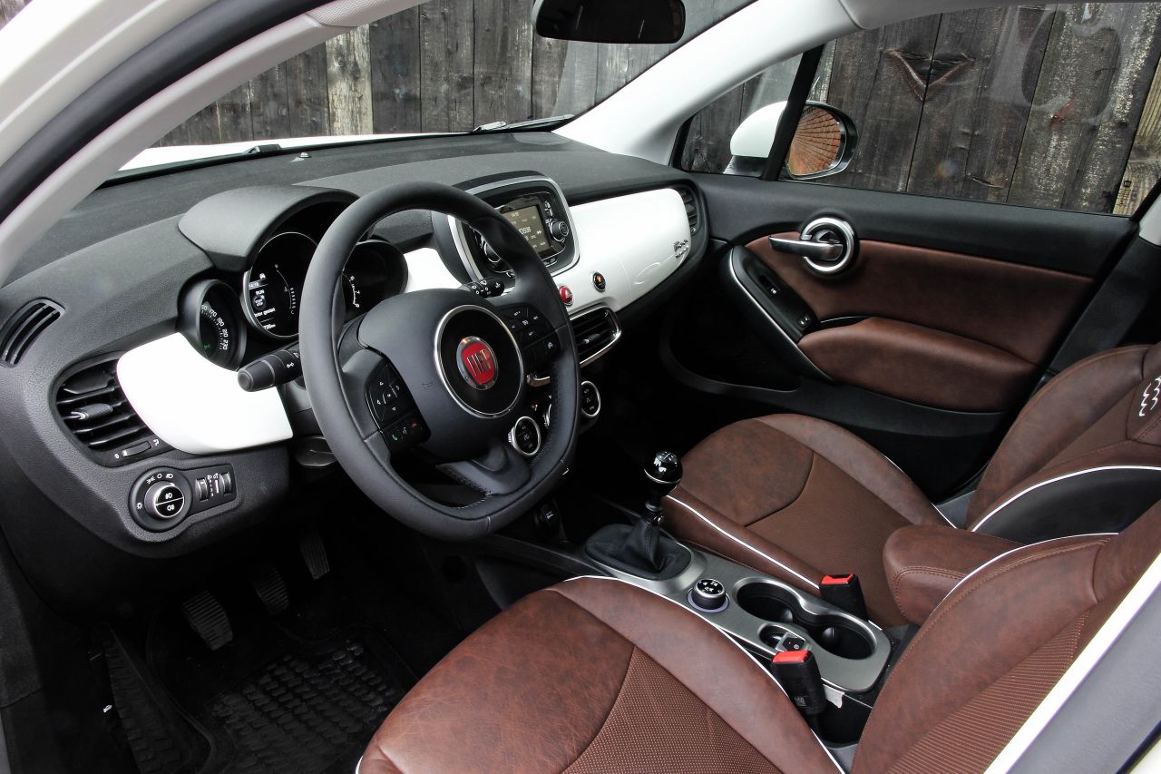 Autotest Fiat 500X 1.4 Turbo MultiAir in de Lounge-uitvoering, de nieuwe crossover van Fiat met veel ruimte, een felle motor en een goede uitrusting. En duidelijk anders dan de Jeep Renegade.