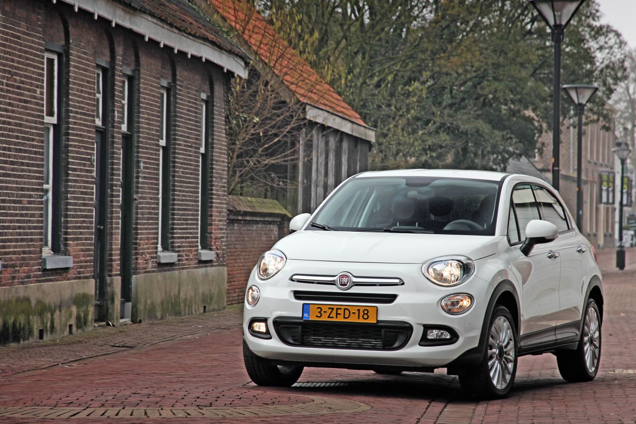 Autotest Fiat 500X 1.4 Turbo MultiAir in de Lounge-uitvoering, de nieuwe crossover van Fiat met veel ruimte, een felle motor en een goede uitrusting. En duidelijk anders dan de Jeep Renegade.
