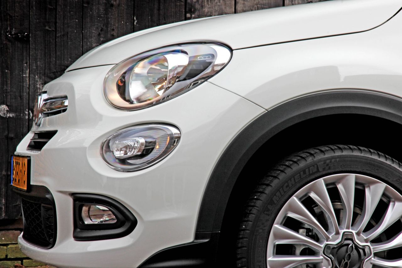 Autotest Fiat 500X 1.4 Turbo MultiAir in de Lounge-uitvoering, de nieuwe crossover van Fiat met veel ruimte, een felle motor en een goede uitrusting. En duidelijk anders dan de Jeep Renegade.
