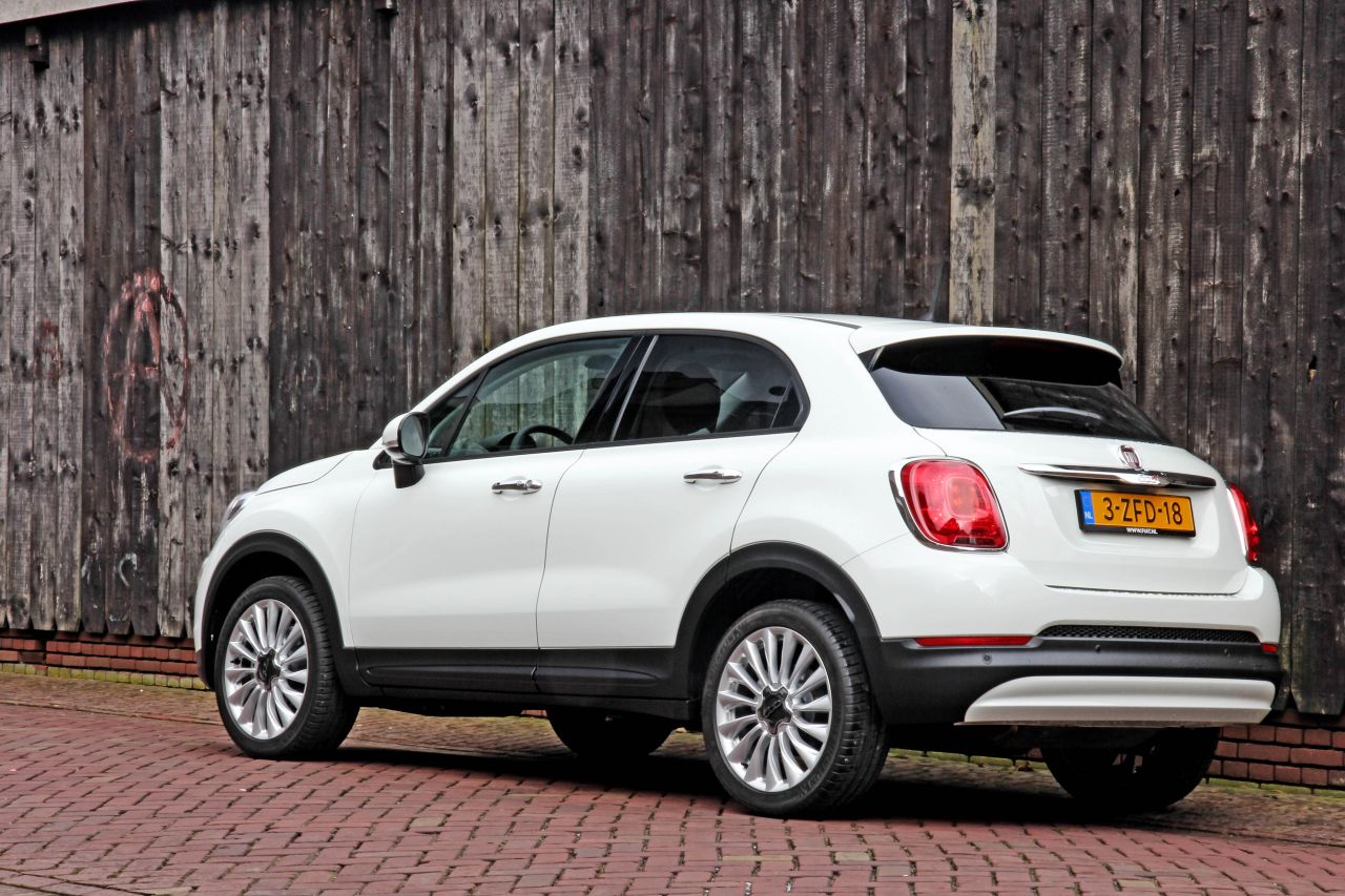 Autotest Fiat 500X 1.4 Turbo MultiAir in de Lounge-uitvoering, de nieuwe crossover van Fiat met veel ruimte, een felle motor en een goede uitrusting. En duidelijk anders dan de Jeep Renegade.