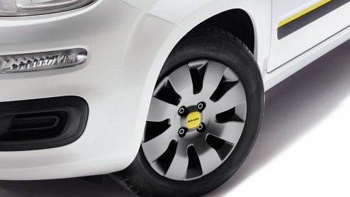 Fiat Panda Young is een nieuwe uitvoering op basis van de Panda Edizione Cool, maar speciaal uitgevoerd met Young-accenten.