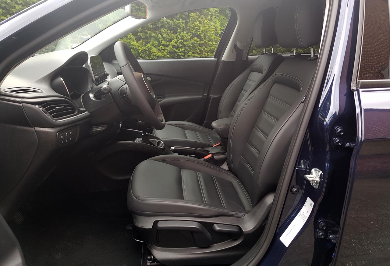 De Fiat Tipo Stationwagon moet het tegen de concurrentie opnemen met een wat lagere prijsstelling, terwijl de auto qua verfijning een trede lager staat.