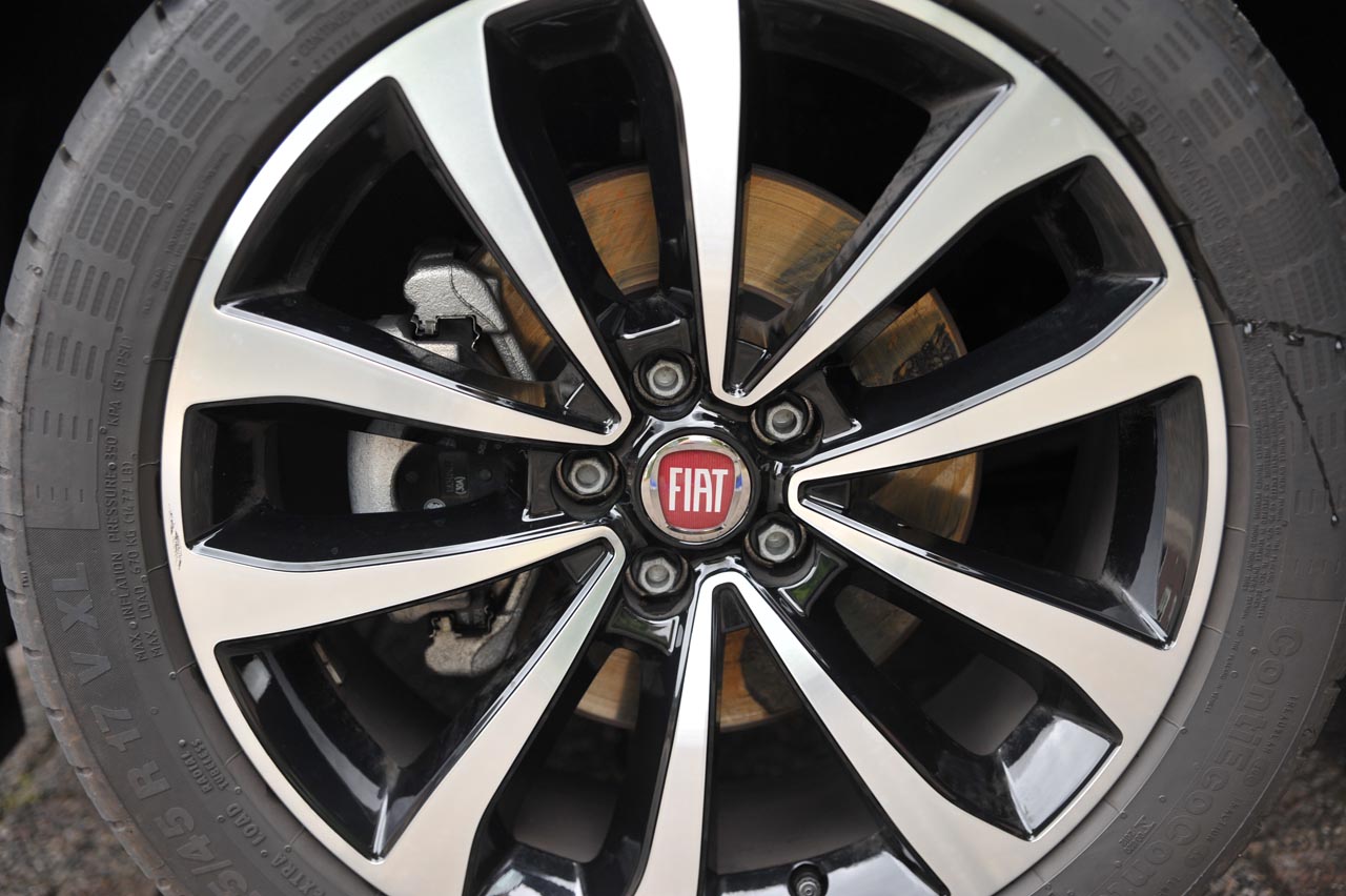 De Fiat Tipo Stationwagon moet het tegen de concurrentie opnemen met een wat lagere prijsstelling, terwijl de auto qua verfijning een trede lager staat.