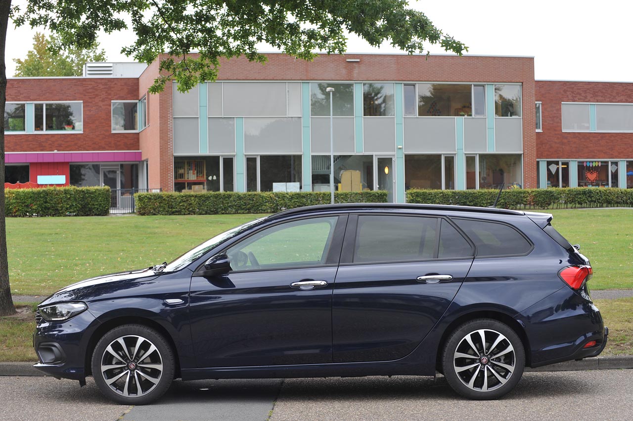 De Fiat Tipo Stationwagon moet het tegen de concurrentie opnemen met een wat lagere prijsstelling, terwijl de auto qua verfijning een trede lager staat.
