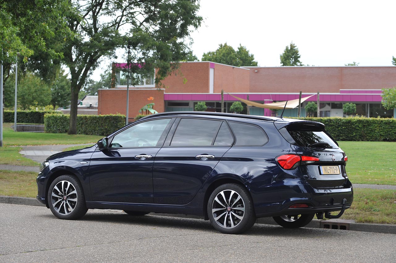 De Fiat Tipo Stationwagon moet het tegen de concurrentie opnemen met een wat lagere prijsstelling, terwijl de auto qua verfijning een trede lager staat.