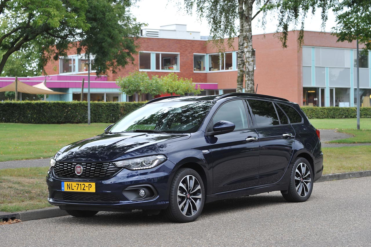 De Fiat Tipo Stationwagon moet het tegen de concurrentie opnemen met een wat lagere prijsstelling, terwijl de auto qua verfijning een trede lager staat.
