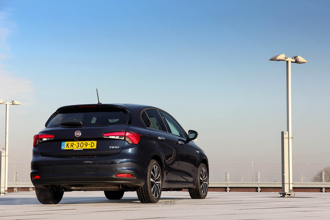 Met de nieuwe Tipo is Fiat weer terug in het C-segment. Met de Tipo willen de Italianen de verkopen naast de 500 en Panda weer omhoog helpen. AutoVandaag zocht met een rijtest uit of dat gaat lukken.