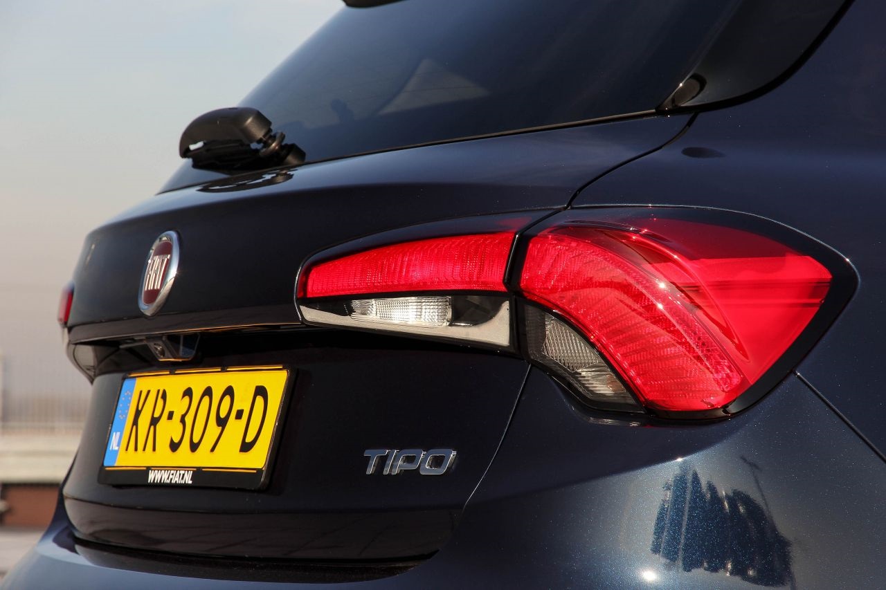 Met de nieuwe Tipo is Fiat weer terug in het C-segment. Met de Tipo willen de Italianen de verkopen naast de 500 en Panda weer omhoog helpen. AutoVandaag zocht met een rijtest uit of dat gaat lukken.