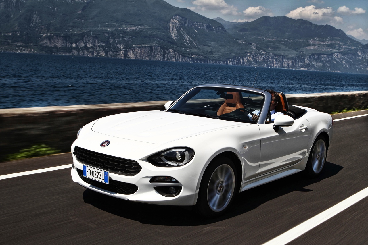 Fiat viert het 50-jarige bestaan van de 124 Spider en zet in deze video de allereerste generatie naast de nieuwe, in 2016 onthulde 124 Spider.