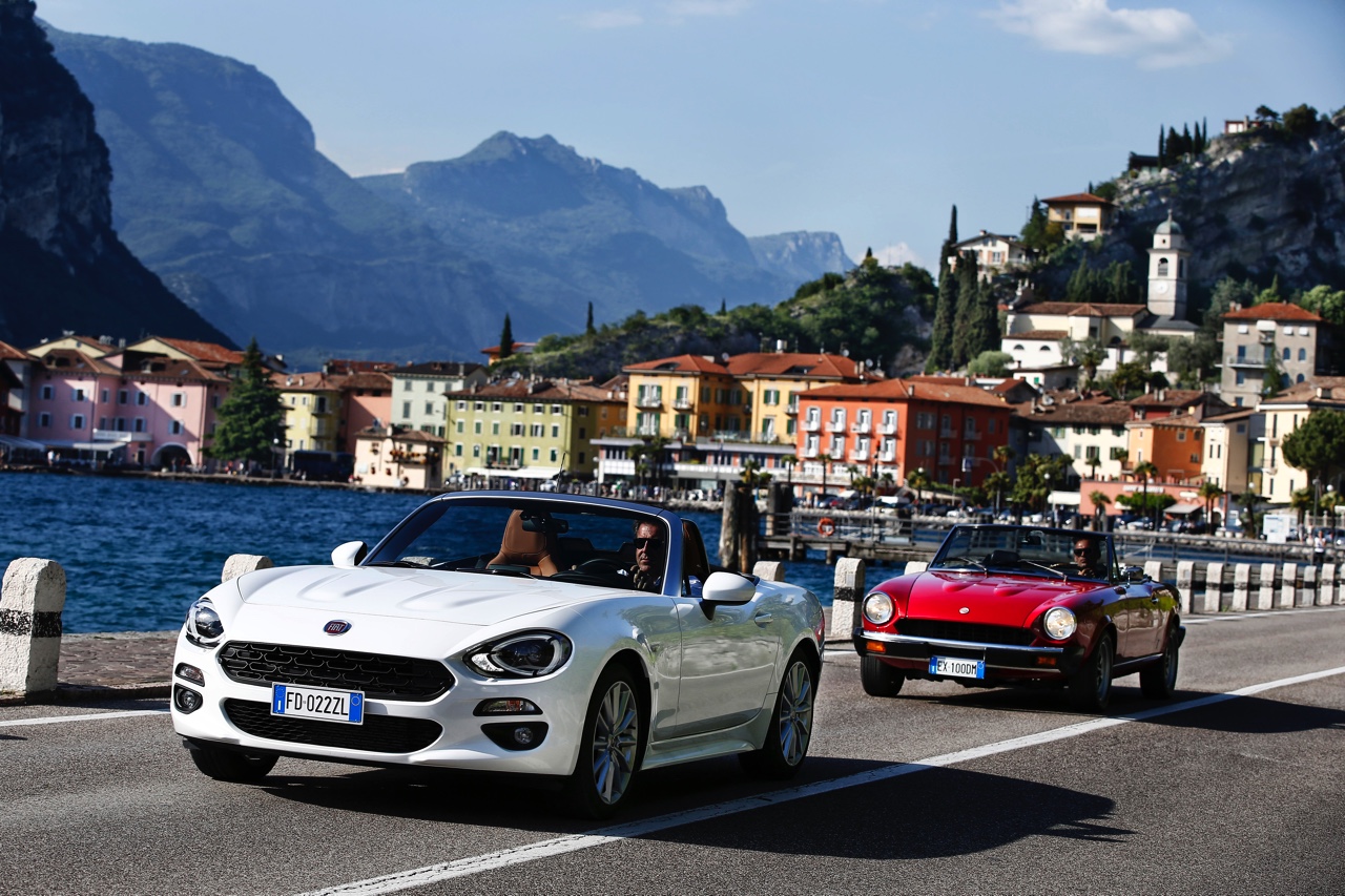 Fiat viert het 50-jarige bestaan van de 124 Spider en zet in deze video de allereerste generatie naast de nieuwe, in 2016 onthulde 124 Spider.