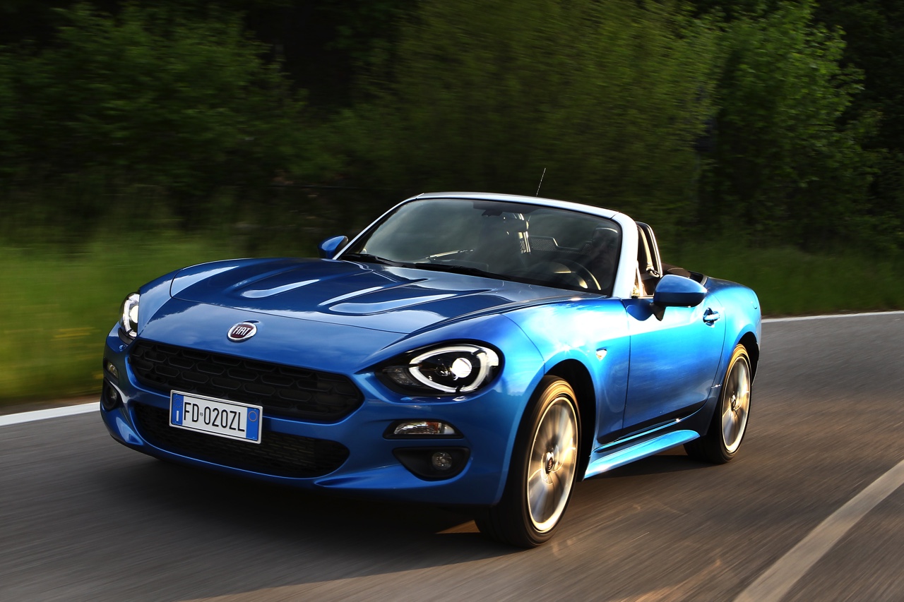 Fiat viert het 50-jarige bestaan van de 124 Spider en zet in deze video de allereerste generatie naast de nieuwe, in 2016 onthulde 124 Spider.