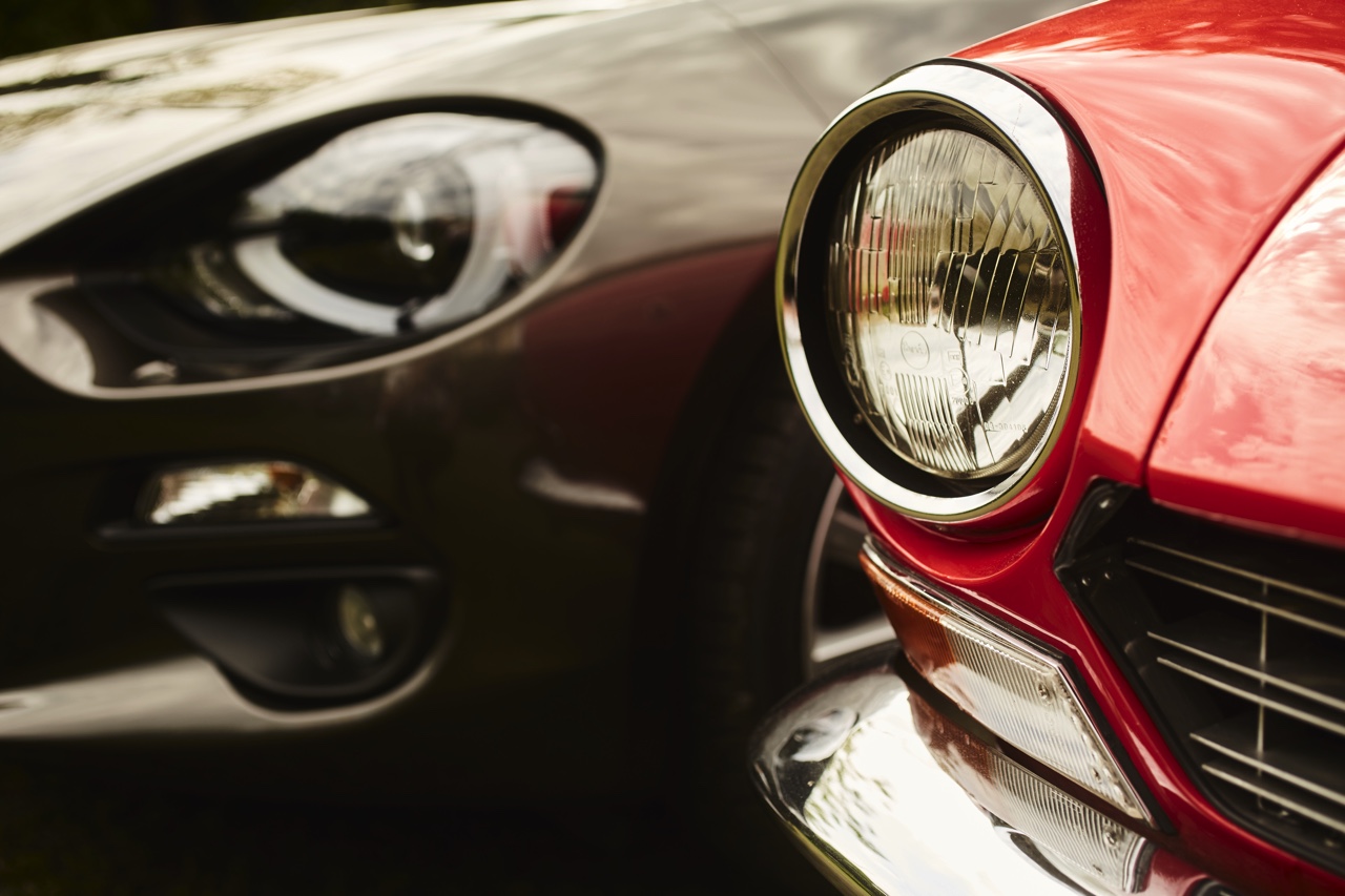 Fiat viert het 50-jarige bestaan van de 124 Spider en zet in deze video de allereerste generatie naast de nieuwe, in 2016 onthulde 124 Spider.
