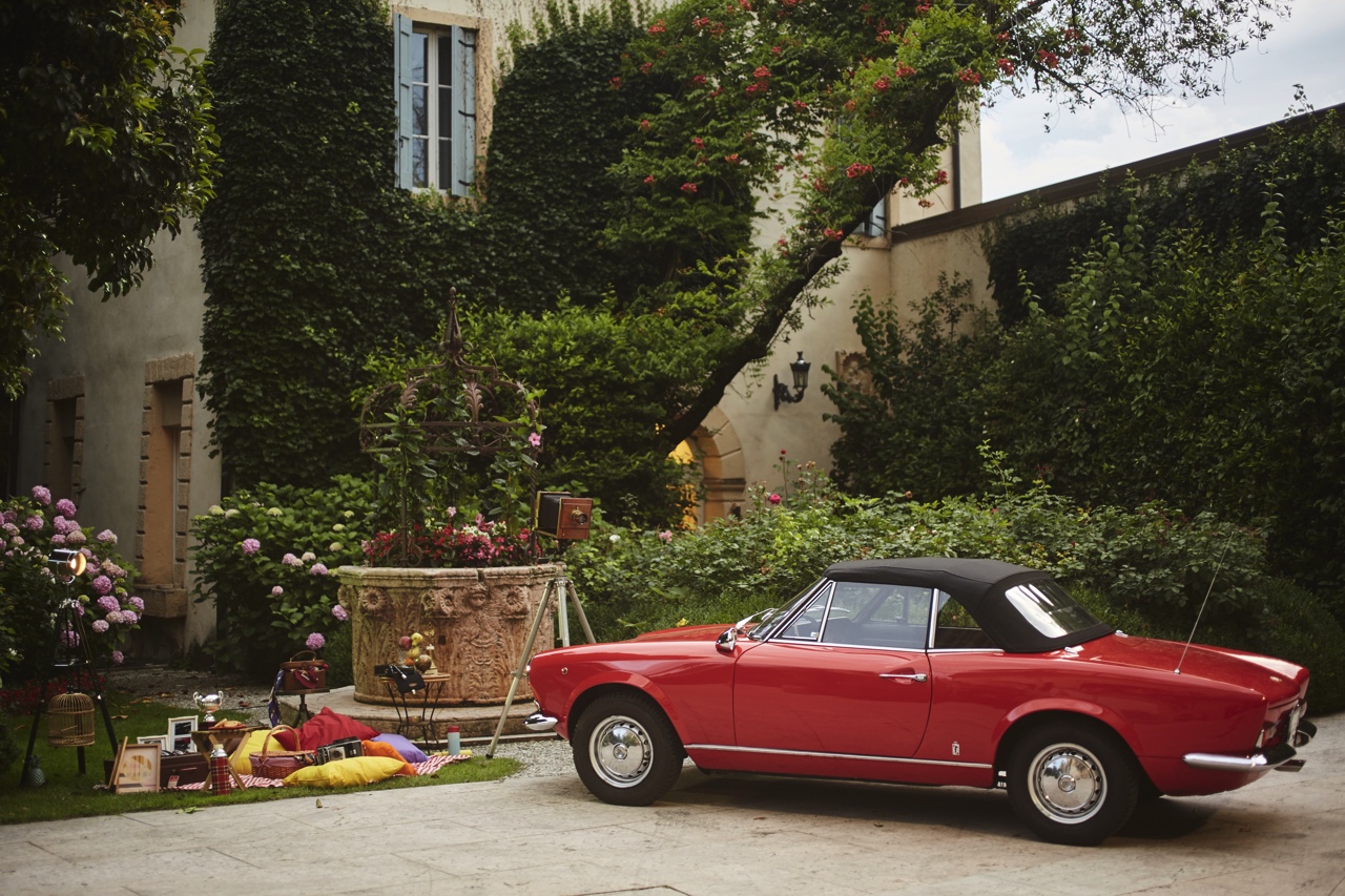 Fiat viert het 50-jarige bestaan van de 124 Spider en zet in deze video de allereerste generatie naast de nieuwe, in 2016 onthulde 124 Spider.