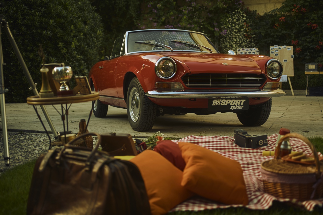 Fiat viert het 50-jarige bestaan van de 124 Spider en zet in deze video de allereerste generatie naast de nieuwe, in 2016 onthulde 124 Spider.