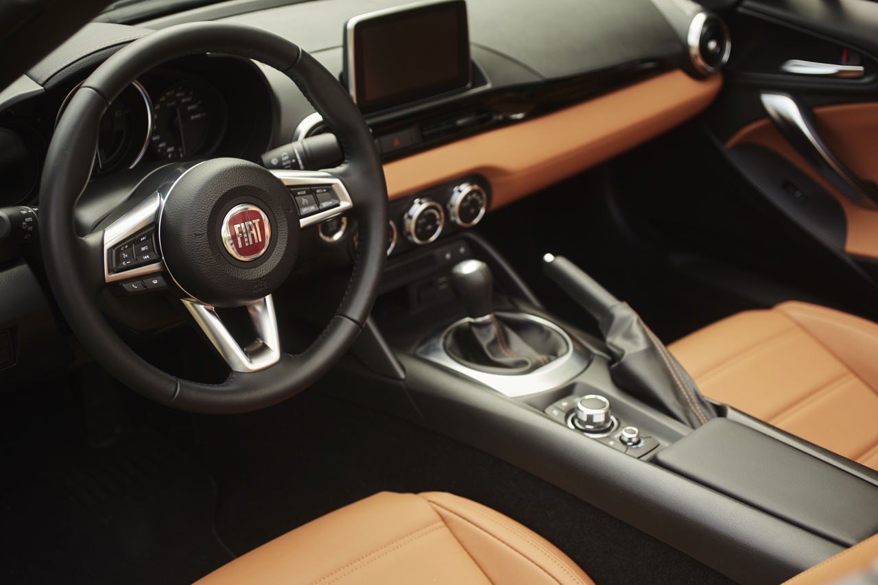 Fiat viert het 50-jarige bestaan van de 124 Spider en zet in deze video de allereerste generatie naast de nieuwe, in 2016 onthulde 124 Spider.