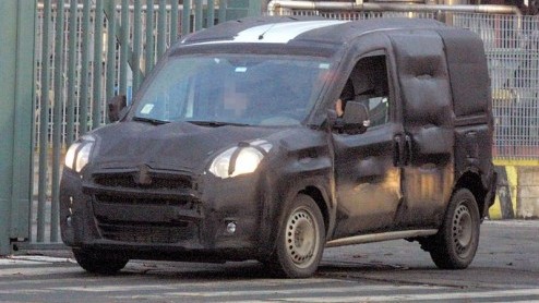 Fiat mag dan wel de Fiorino Qubo vers in het gamma hebben. Voor de grotere Doblo is er nog steeds plaats, getuige deze nieuwe beelden. Nu is hij nog verhuld, in 2010 ziet het officieel het licht.