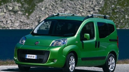 Wie zich graag in een bestelbus verplaatst en ook nog eens een gezin heeft te onderhouden, die kan tegenwoordig de Fiat Fiorino ook in personenuitvoering bestellen, de Fiorino Qubo (Koeboe). Een achte