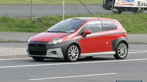 Een auto waar ik misschien nog wel meer naar uitzie dan de 500 Abarth, is de Grande Punto Abarth die het op gaat nemen tegen de al reeds gevestigde orde van hete hatchbacks.