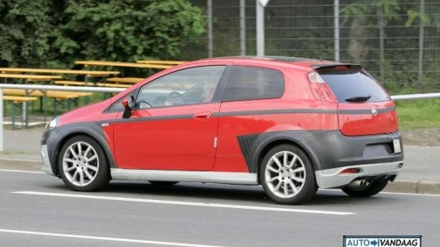 Een auto waar ik misschien nog wel meer naar uitzie dan de 500 Abarth, is de Grande Punto Abarth die het op gaat nemen tegen de al reeds gevestigde orde van hete hatchbacks.