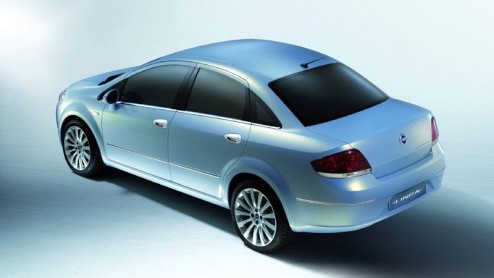 En wat zien we hier ineens? Een sedan van Fiat die gebaseerd is op de Grande Punto.