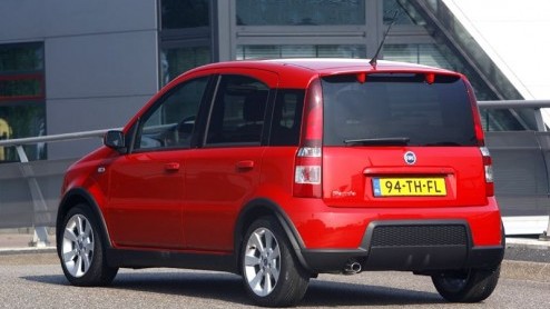 De Fiat Panda blijkt een beer van een auto met vele talenten. Na de Panda Cross, die niet opzij gaat voor een partij modder en zand, heeft Fiat nu ook een sportieve versie van dit kleintje ten doop ge