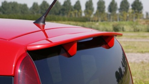 De Fiat Panda blijkt een beer van een auto met vele talenten. Na de Panda Cross, die niet opzij gaat voor een partij modder en zand, heeft Fiat nu ook een sportieve versie van dit kleintje ten doop ge