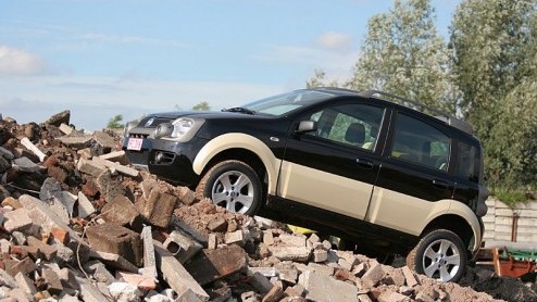 Hij ziet er maar wat stoer uit, die Fiat Panda Cross. Lekker hoog op de wielen, veel kunststof beschermingplaten, hij lijkt klaar voor een trip door de jungle. En dan zou hij nog best wel eens ver kun