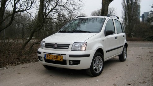 De Fiat Panda. Wie heeft m niet gehad? Jarenlang ht icoon voor de stadsauto en  ondanks de toegenomen concurrentie  nog steeds een veelgeziene gast in het verkeer. De Italianen weten wel raad met