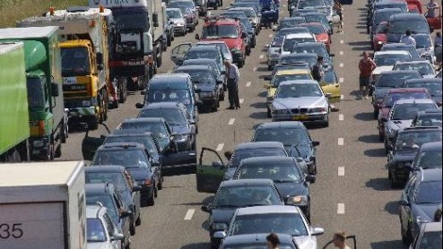 Files op de snelwegen leveren jaarlijks 134 miljoen euro op aan inkomsten uit brandstofaccijnzen en btw. Dat heeft de werkgeversorganisatie Koninklijk Nederlands Vervoer (KNV) donderdag gemeld.
