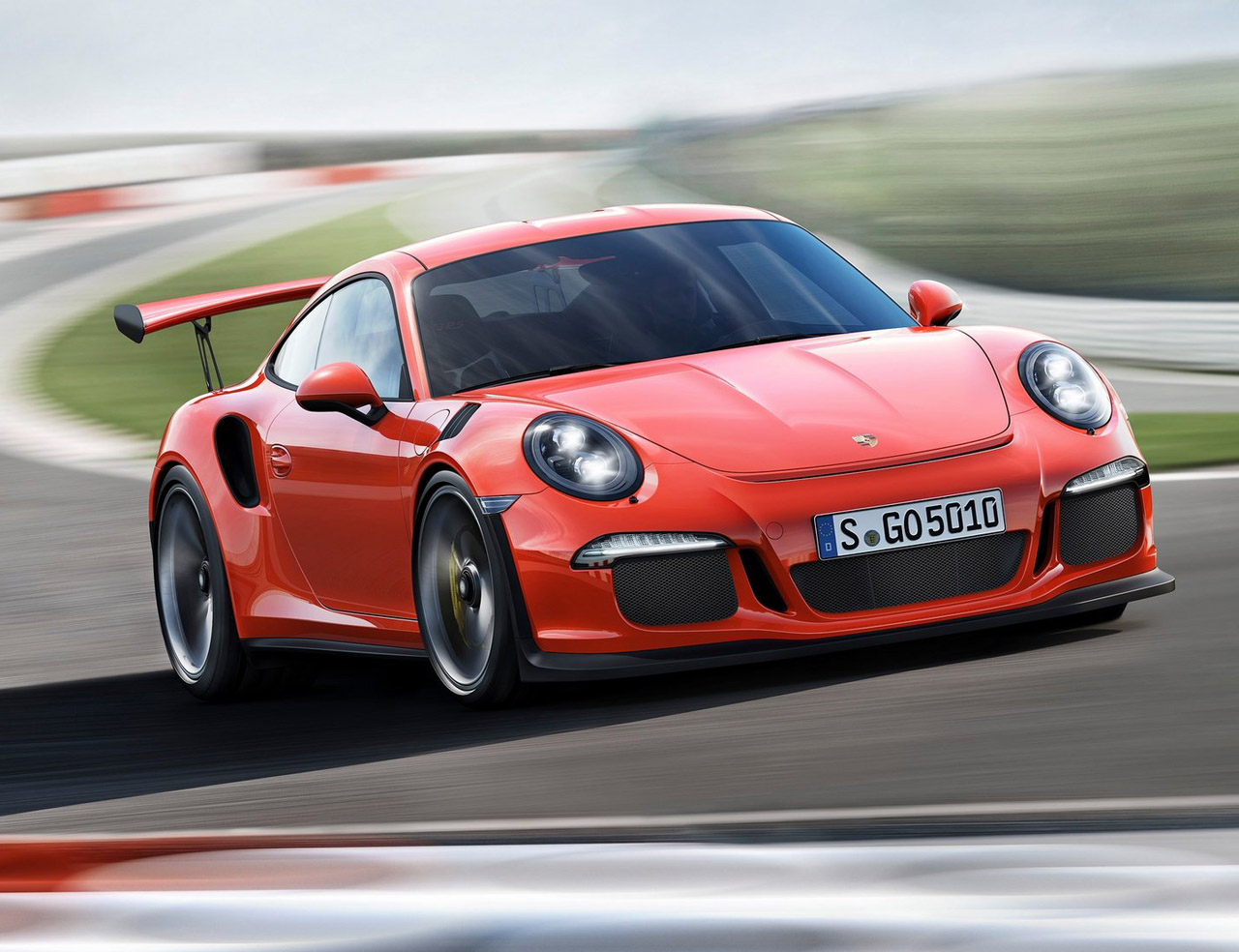 De verkoop van sportauto's in ons land is de eerste 6 maanden van 2016 fors gestegen. De Porsche 911 blijkt met afstand de meest populaire sportauto