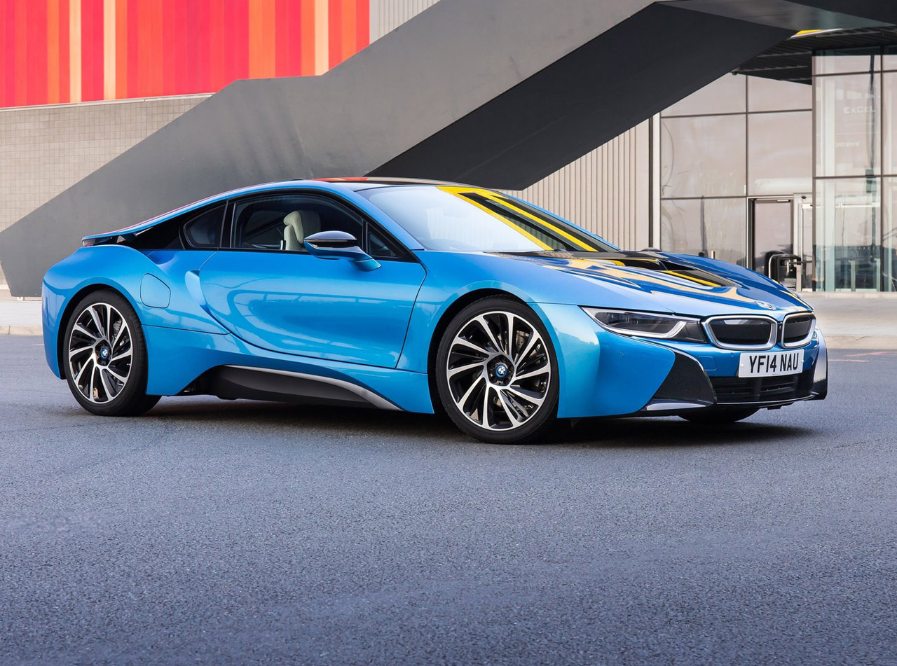 De verkoop van sportauto's in ons land is de eerste 6 maanden van 2016 fors gestegen. De Porsche 911 blijkt met afstand de meest populaire sportauto