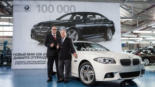 De export van Duitsland naar Rusland is in de eerste helft van dit jaar stevig gekrompen. Vooral die van auto's nam flink af. Dat maakte het Duitse statistiekbureau woensdag bekend.