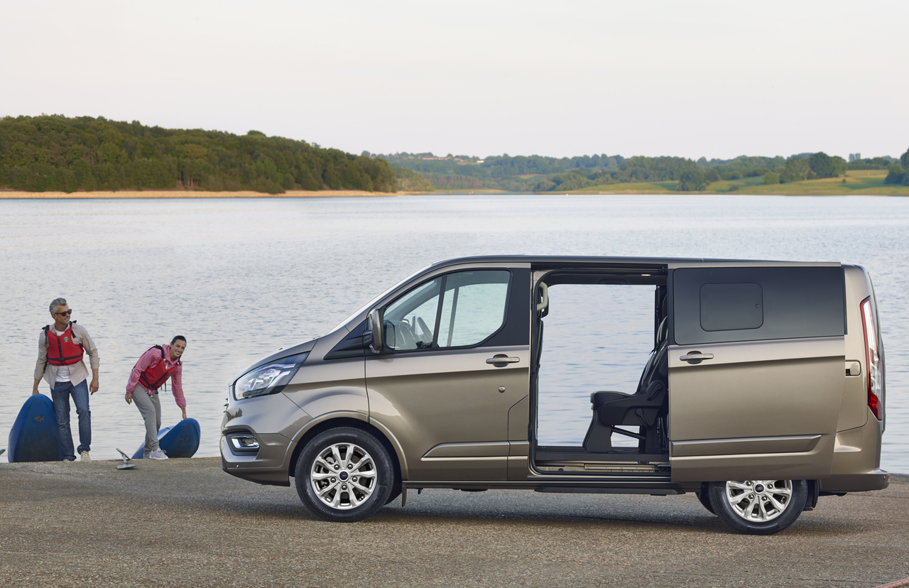 Ford pakt de Tourneo Custom aan en maakt de 'bus' aanzienlijk luxueuzer, stiller en elektronisch up to date.